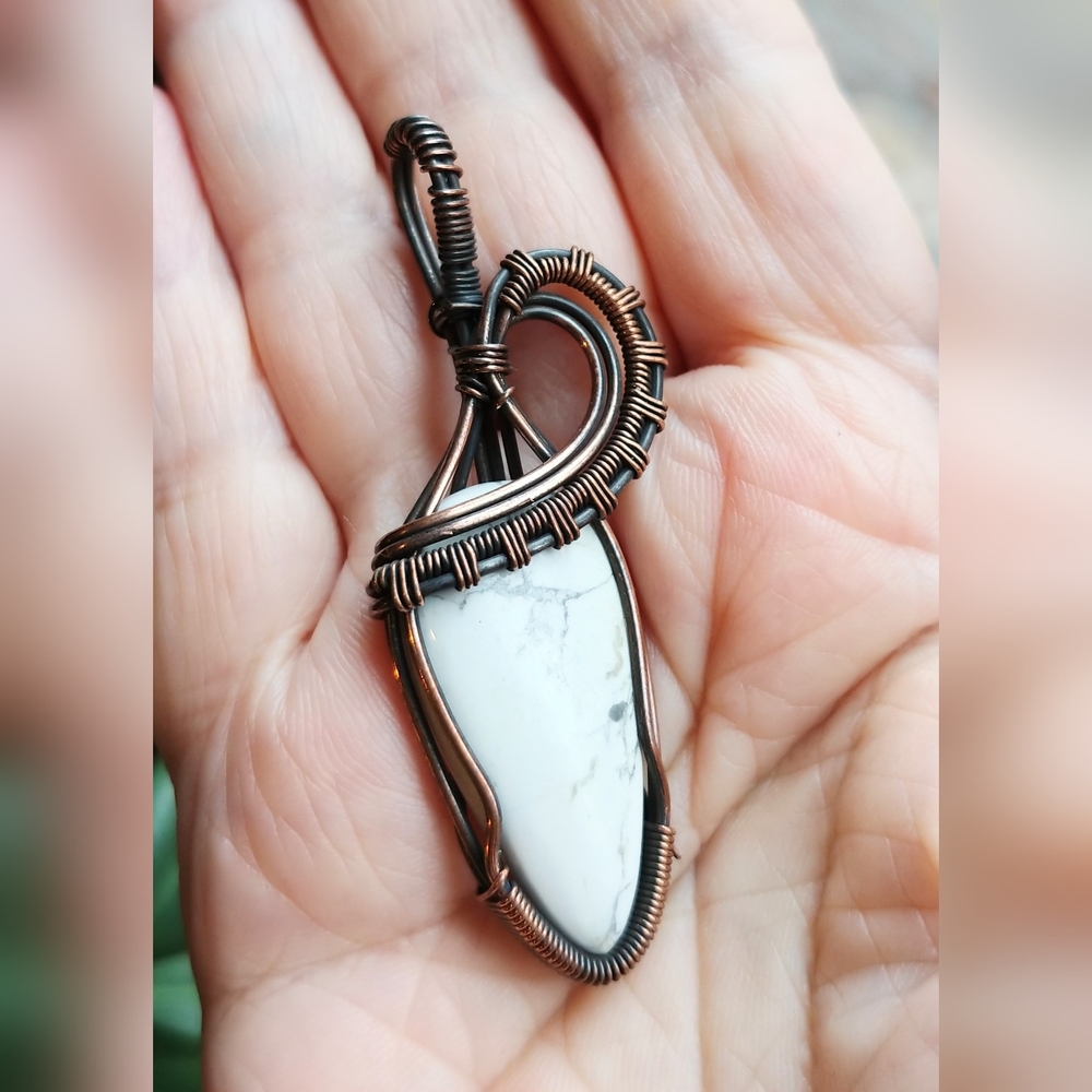 NWOT Wire Wrapped Natural Howlite Artisan Pendant